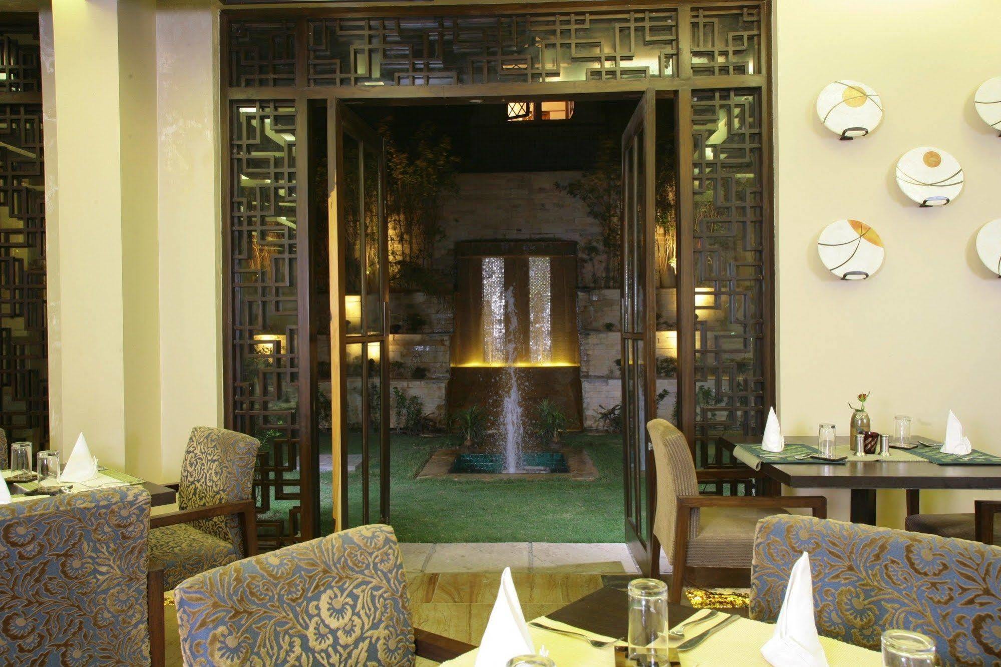 ​Justa Gurgaon Hotel Restaurant foto